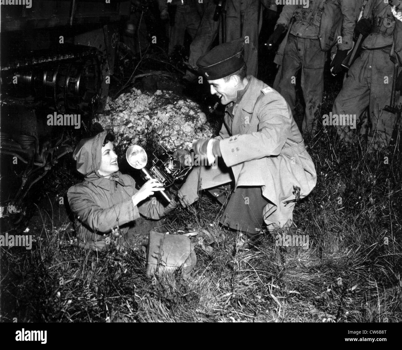 Un U.S. Grandi mani di una telecamera a INS corrispondente di guerra (Inghilterra, 1943) Foto Stock