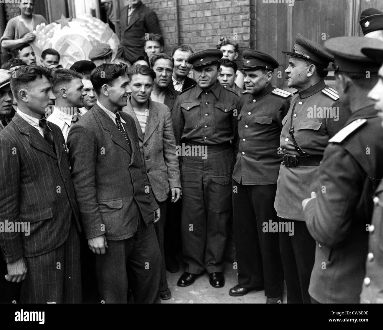 Un gruppo di funzionari russi visitare sfollati nel centro di Charleroi (Belgio), 12 maggio 1945 Foto Stock