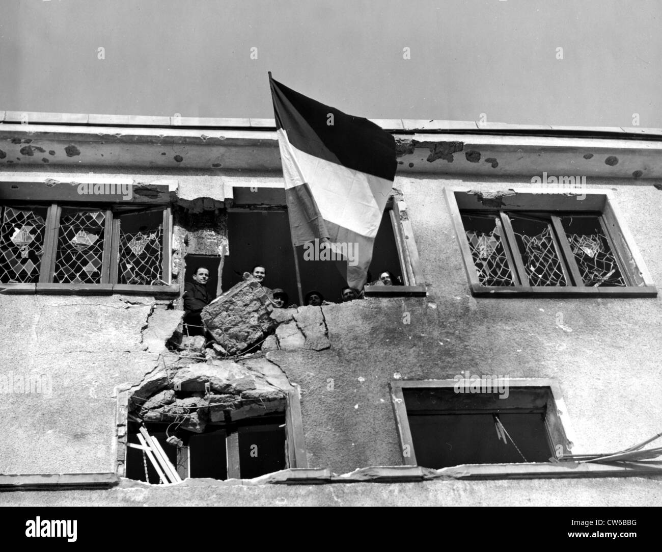 Le persone felici di Wiltz (Lussemburgo) solleva la loro bandiera (22 gennaio 1945) Foto Stock