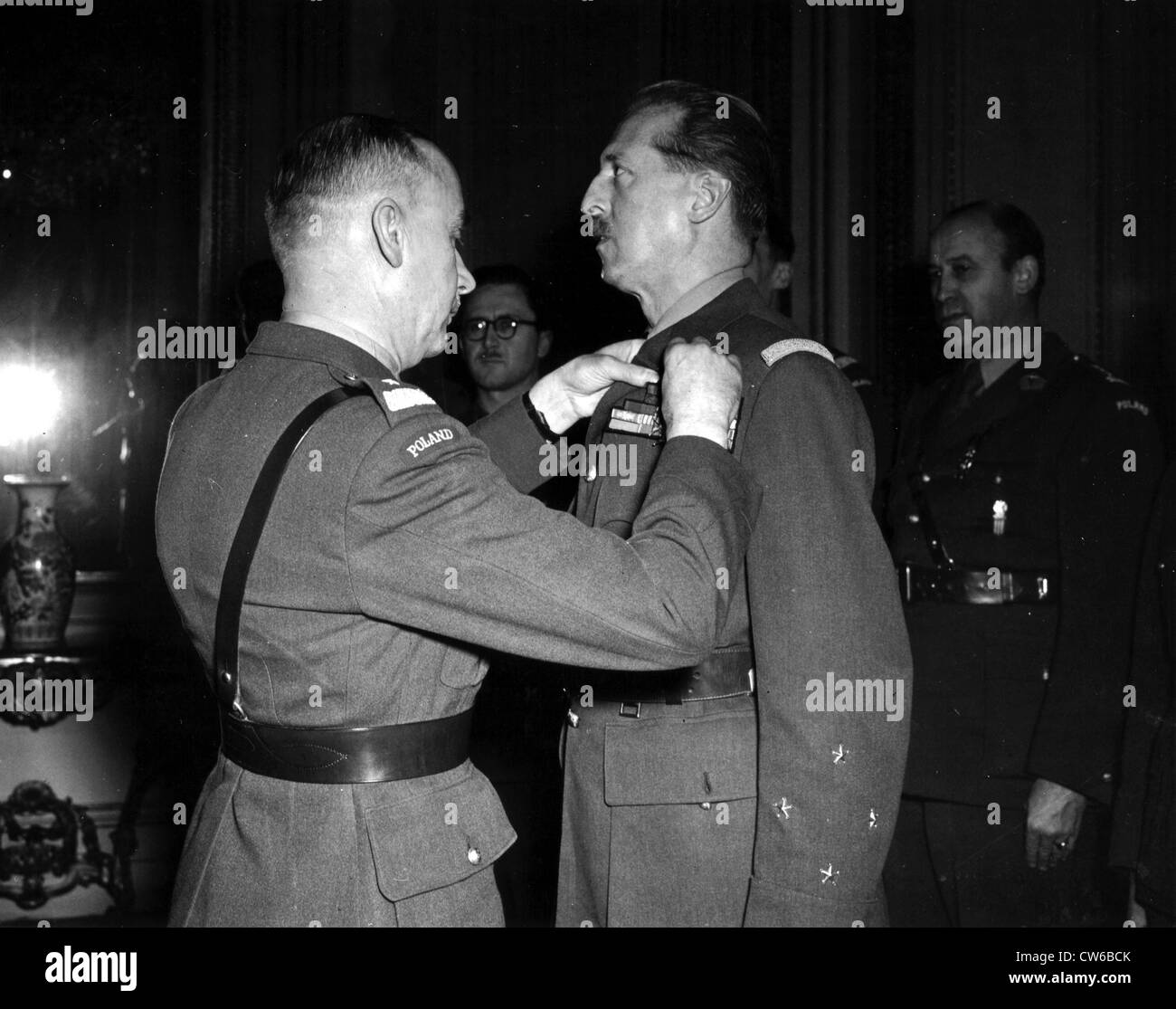 Lt. Gen. Kopanski, Esercito Polacco, pin l'ordine Virtuti" sul francese generale Joseph Koenig a Parigi (Francia) Dicembre 17, 1944 Foto Stock