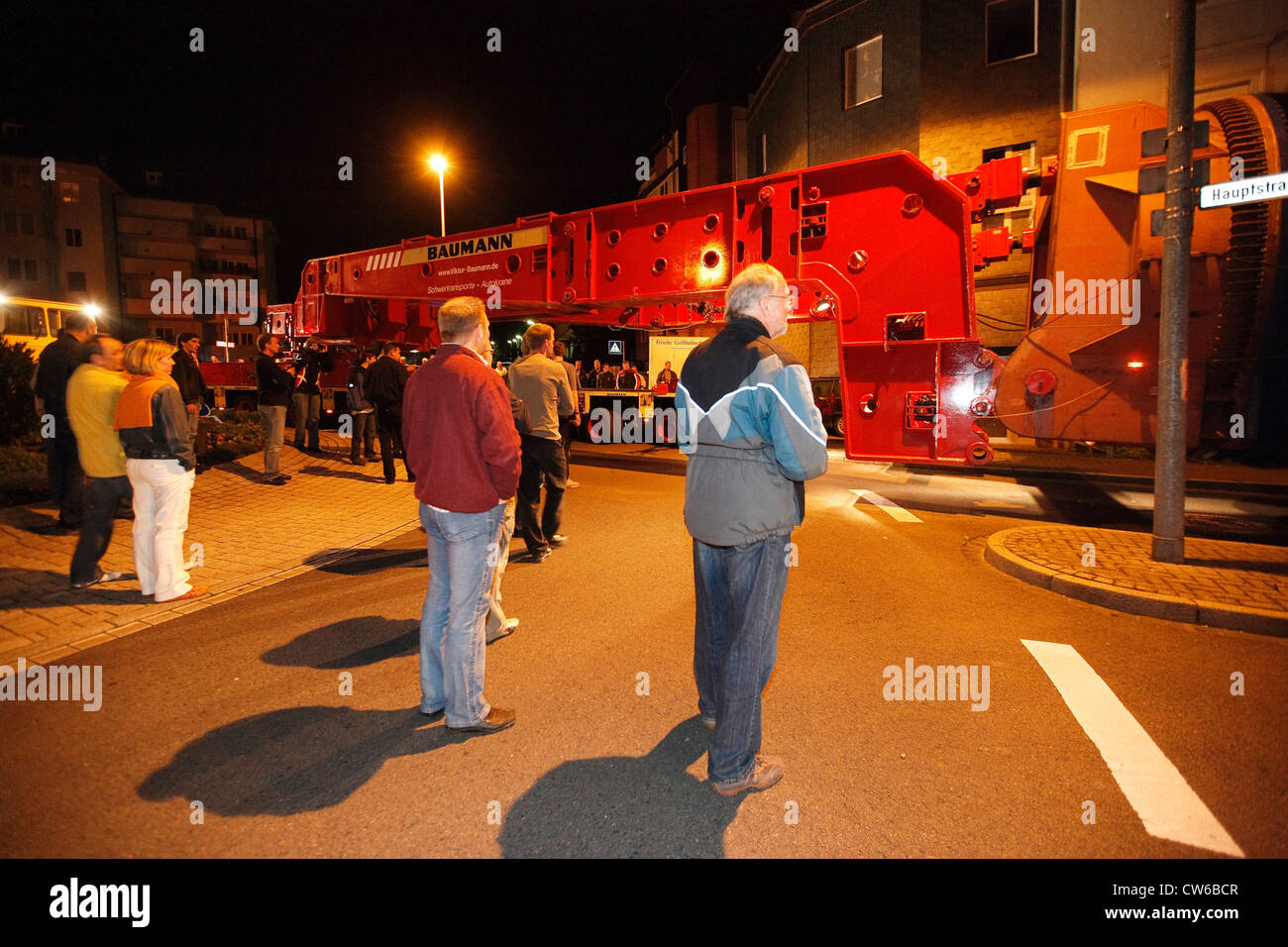 Il trasporto di carichi pesanti nella parte interna della città di notte, in Germania, in Renania settentrionale-Vestfalia Foto Stock