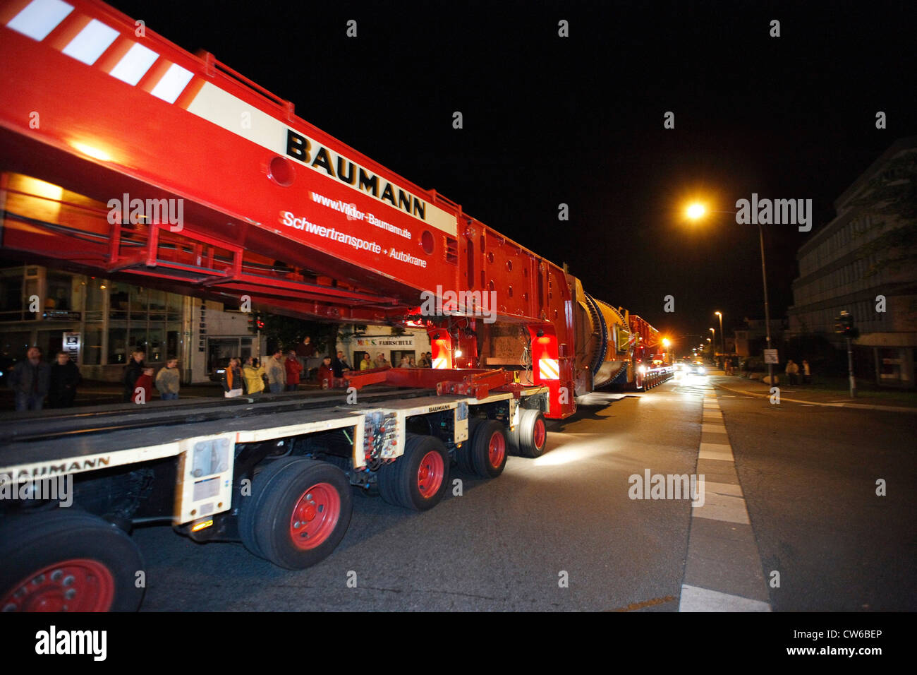 Il trasporto di carichi pesanti nella parte interna della città di notte, in Germania, in Renania settentrionale-Vestfalia Foto Stock