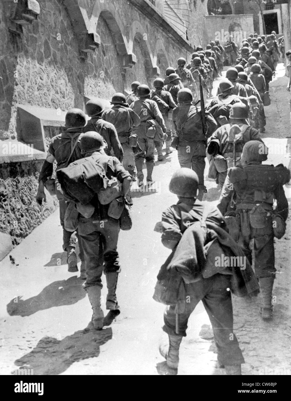 Le truppe degli Stati Uniti marzo attraverso St Angelo d'Brolo (Sicilia) sul loro modo di Messina (agosto19,1943) Foto Stock