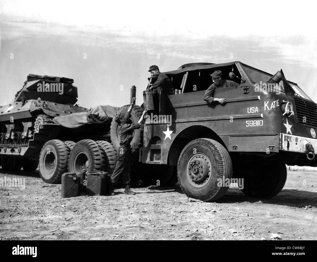 Un U.S M-25 serbatoio transporter viene rifornito di combustibile a Brema (Germania) Luglio 19,1945 Foto Stock