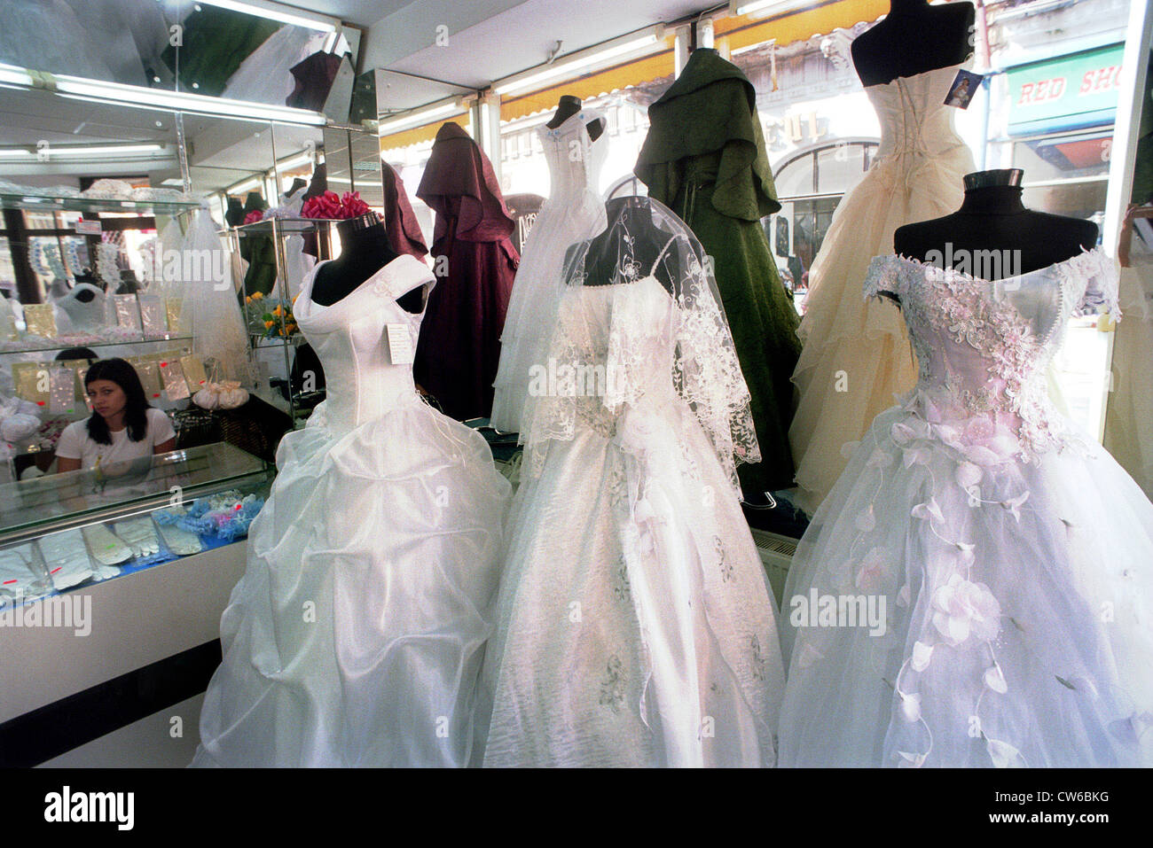 Abiti da sposa a un negozio nella Leipziger Strasse Strada Lipscani Bucarest Foto stock Alamy