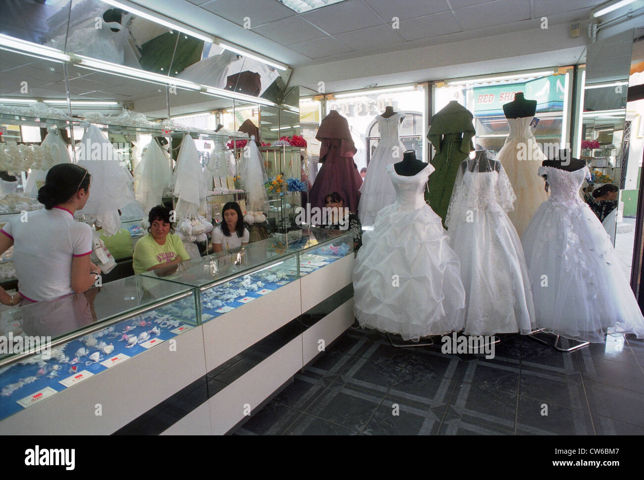 Abiti da sposa a un negozio nella Leipziger Strasse (Strada Lipscani), Bucarest Foto Stock