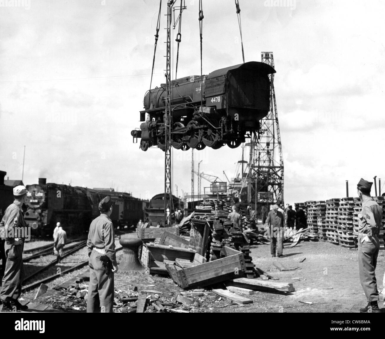 La prima locomotiva è sbarcato da una nave liberty a Bremenhaven (Germania) Luglio 18,1945 Foto Stock