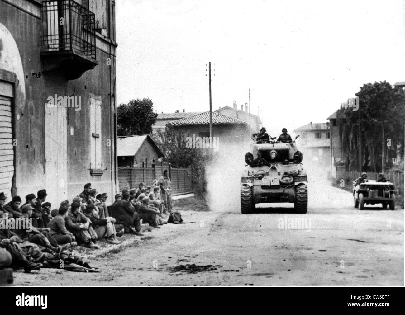 Un Sudafricano serbatoio passa un gruppo di prigionieri tedeschi a Bologna (Italia), Aprile 23,1945 Foto Stock