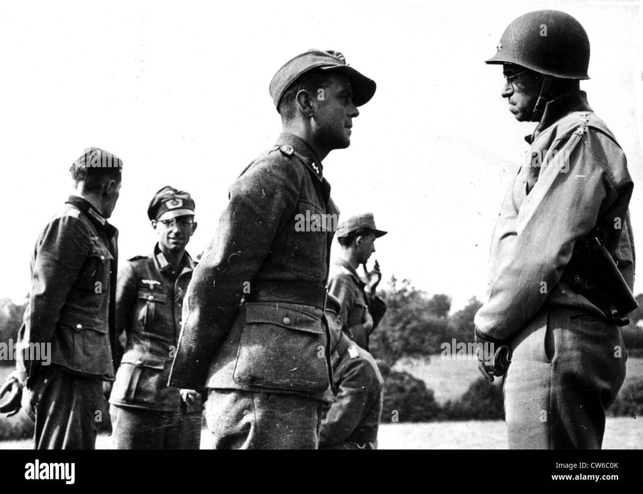 Lt. Omar generale N.Bradley interviste un prigioniero tedesco, Agosto 1944 Foto Stock