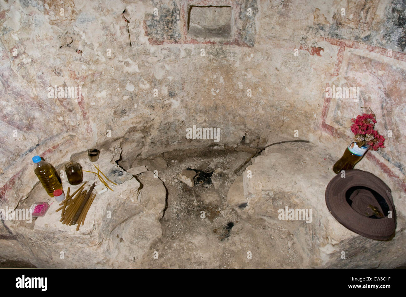 Fescos, candele e lampade ad olio in una cappella a Creta, Grecia, Creta Foto Stock