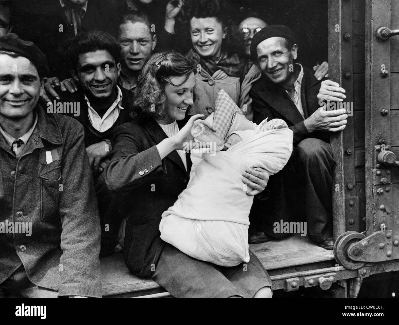 Liberato il francese degli sfollati di tornare a casa in Borna (Germania) MAGGIO 1945. Foto Stock