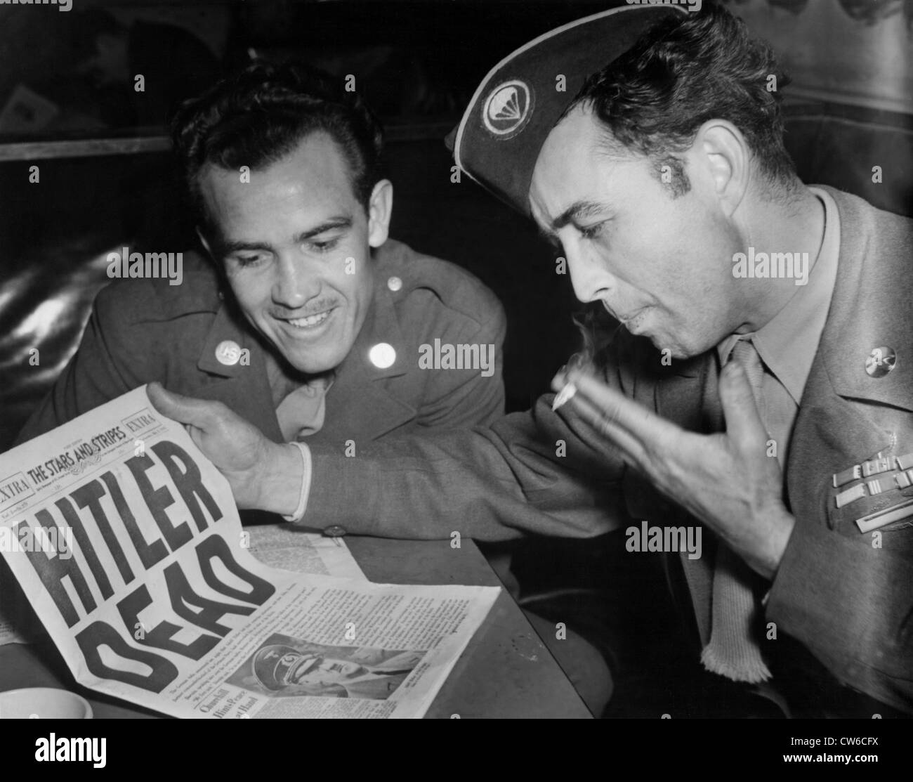 Stati Uniti Soldati leggere la morte di Hitler a stelle e strisce di quotidiani in Parigi, 2 maggio 1944 Foto Stock