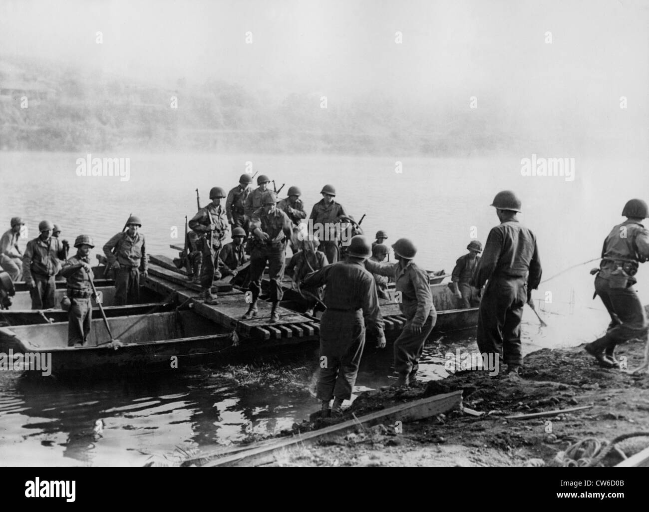 Le truppe degli Stati Uniti attraversate la Senna sotto il fuoco vicino Montereau, Agosto 1944 Foto Stock