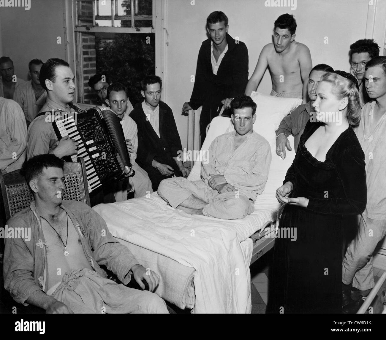 Osu cantante in un ospedale americano a Reims, 18 maggio 1945 Foto Stock