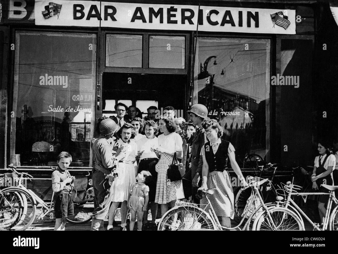 American Bar nel nuovo business in Le Mans, Agosto 1944 Foto Stock