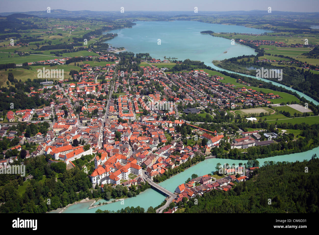 Vista di Füssen con Forggensee, fiume Lech e od città con castello, in Germania, in Baviera, Fuessen Foto Stock