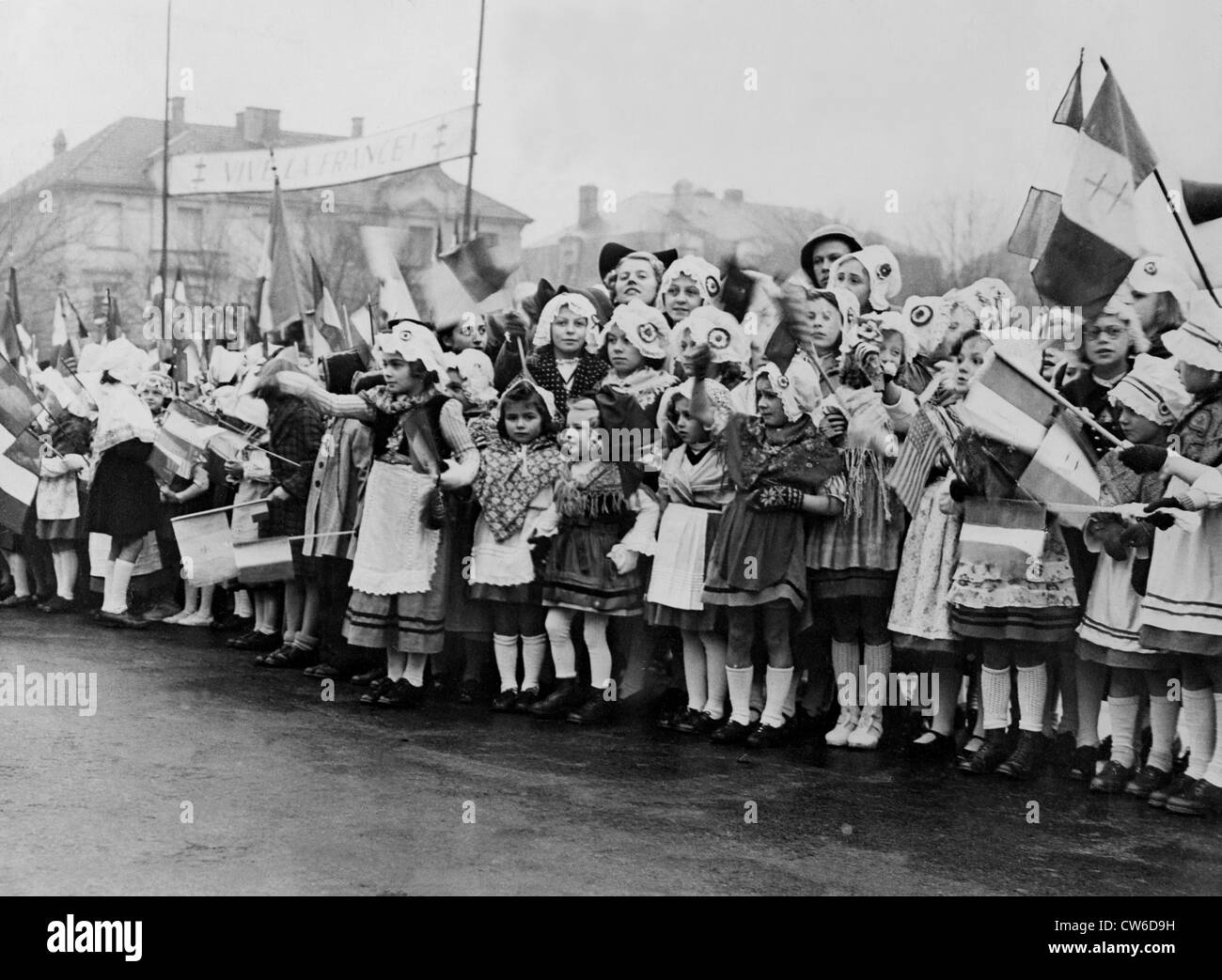 I bambini di Thionville (Francia) celebrare la liberazione Settembre 1944 Foto Stock