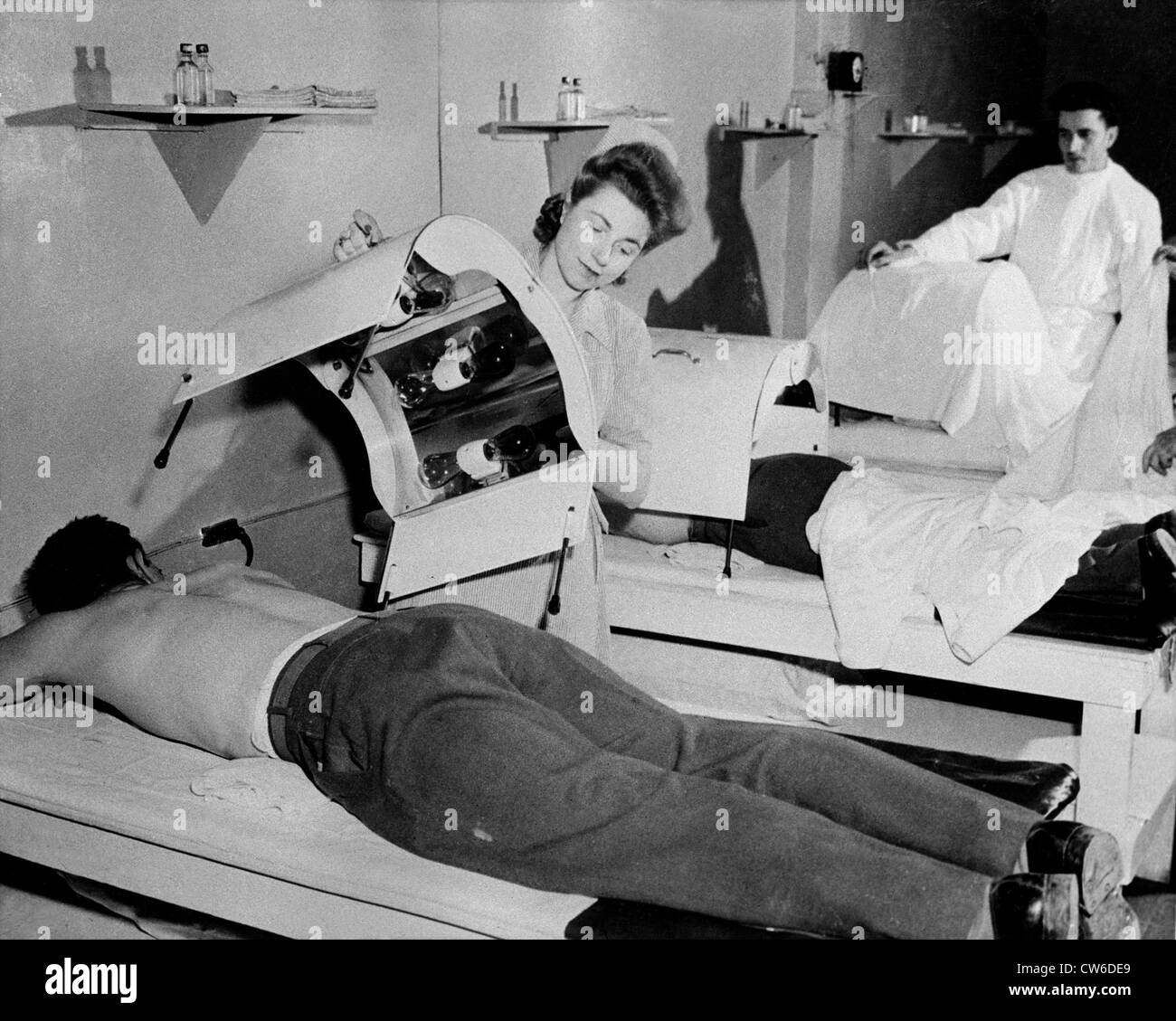 Soldati americani dare il trattamento termico in ospedale militare in Francia (1945) Foto Stock