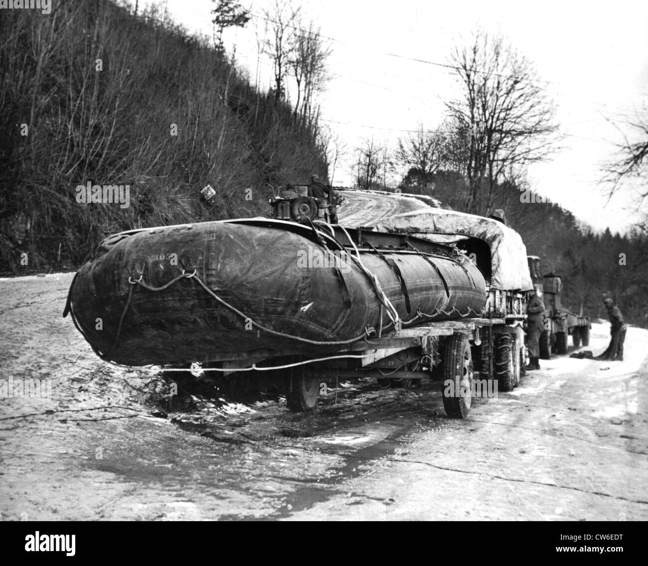 Gli ingegneri Americani haul galleggianti per il ponte sul fiume Sauer, Inverno 1944-45 Foto Stock