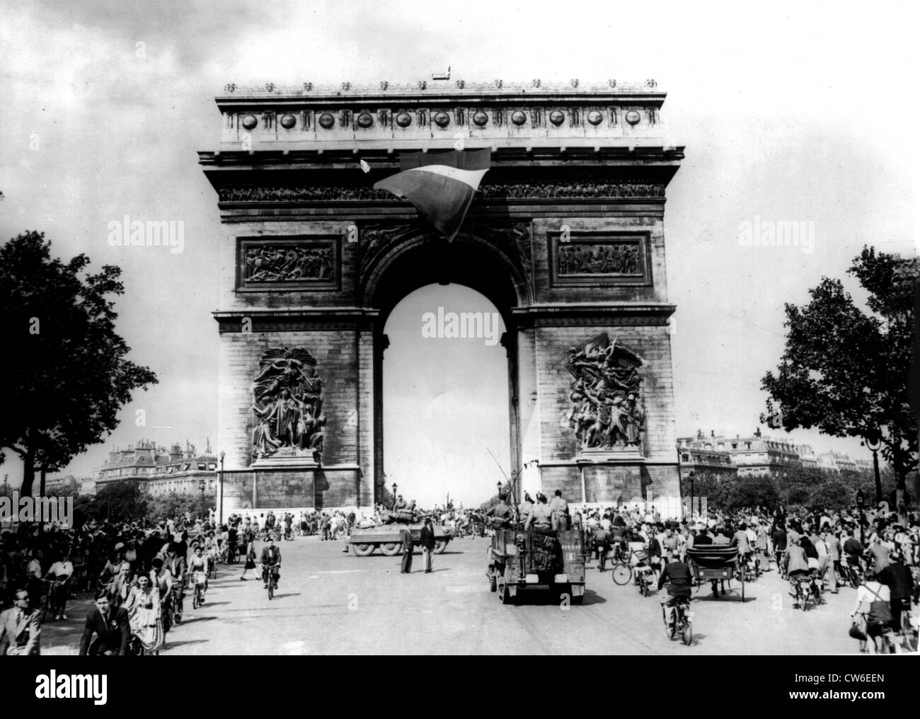 Tricolore vola ancora al di sopra del Arc de Triomphe a Parigi, 25 agosto 1944 Foto Stock