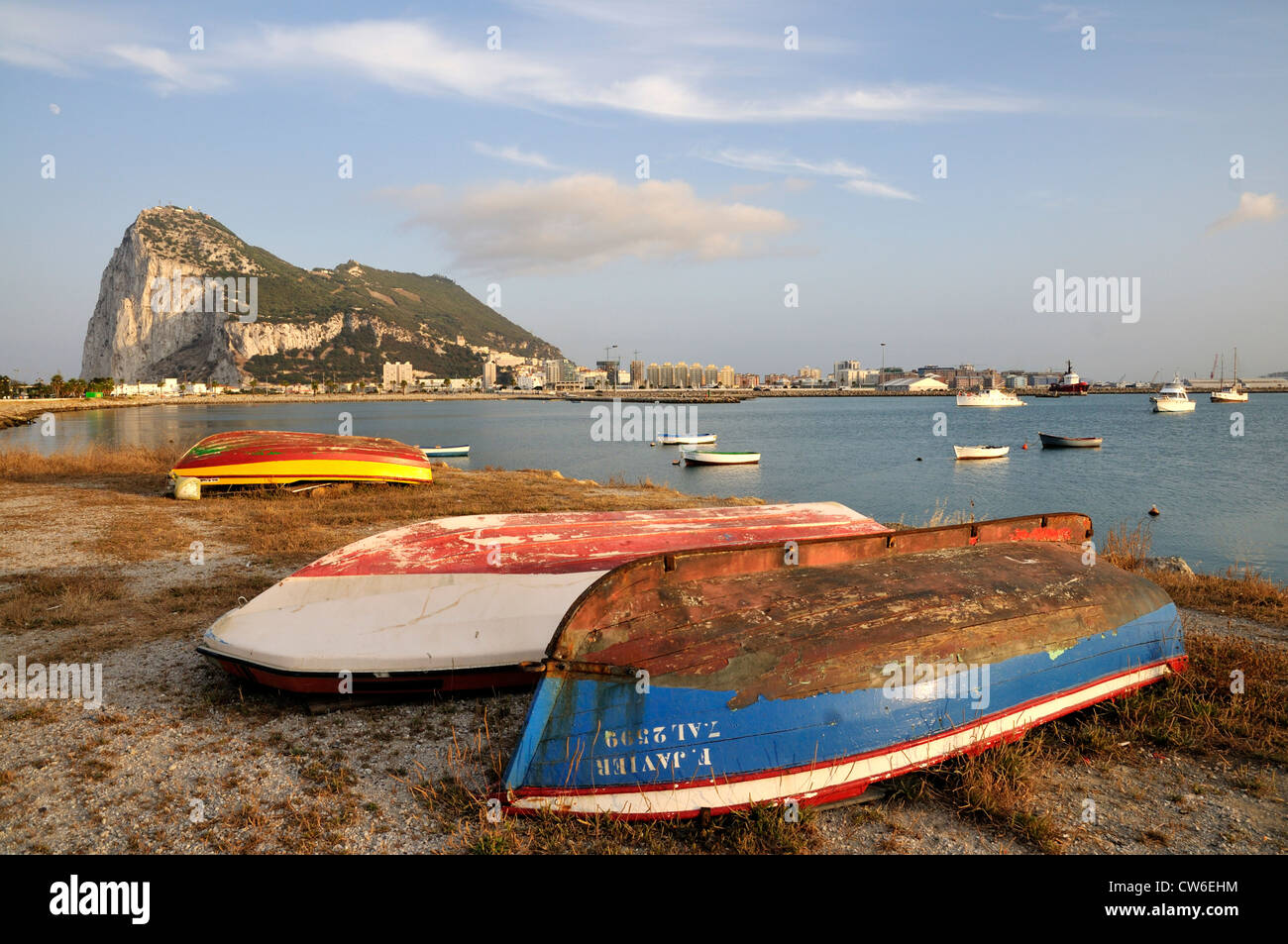 Barche sulla spiaggia di fronte alla Rocca di Gibilterra nella luce della sera, Spagna, Andalusia Foto Stock