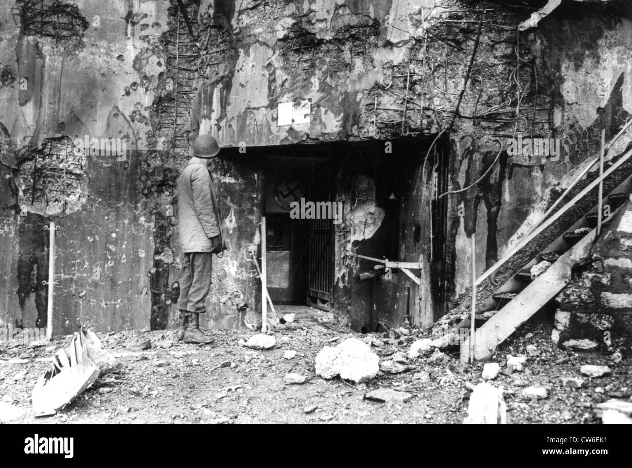 Marchi con la svastica catturato di Maginot fort nei pressi di Boulay, Novembre 1944 Foto Stock