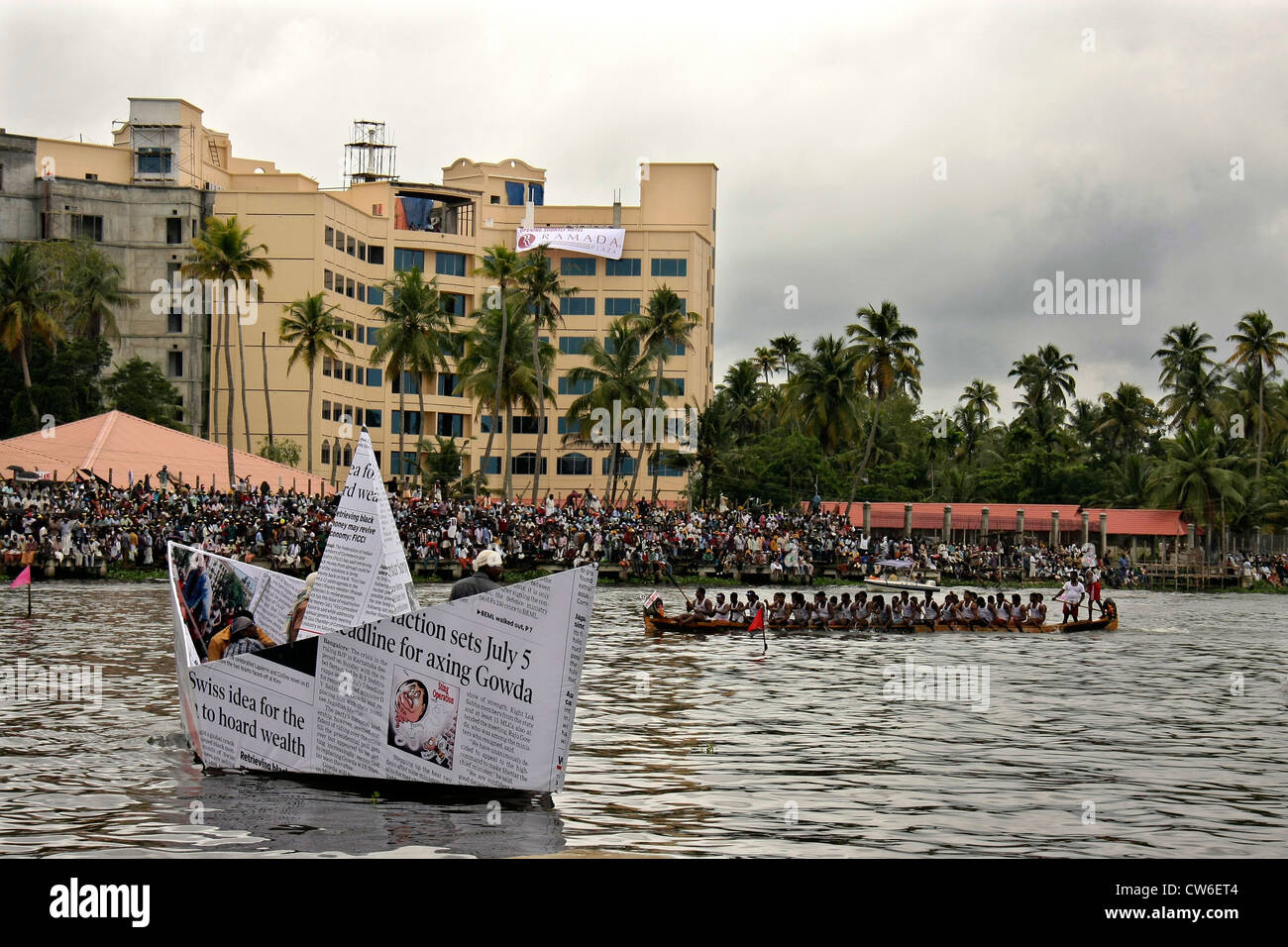 Strano insolita notizie divertenti barche in acqua durante il trofeo nehru snake boat race in alappuzha precedentemente alleppey,Kerala, India Foto Stock