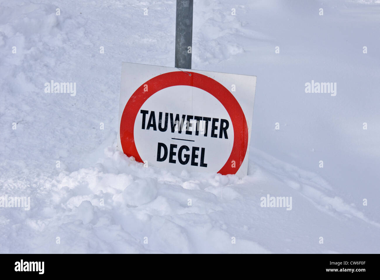 Il disgelo segno su neve profonda, Belgio, Hohes Venn Foto Stock