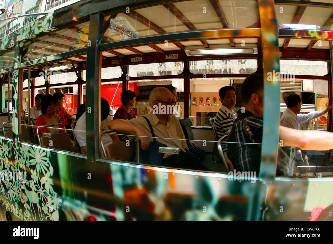 Pendolari in un vecchio tram in Hong Kong, Cina, Hong Kong Foto Stock