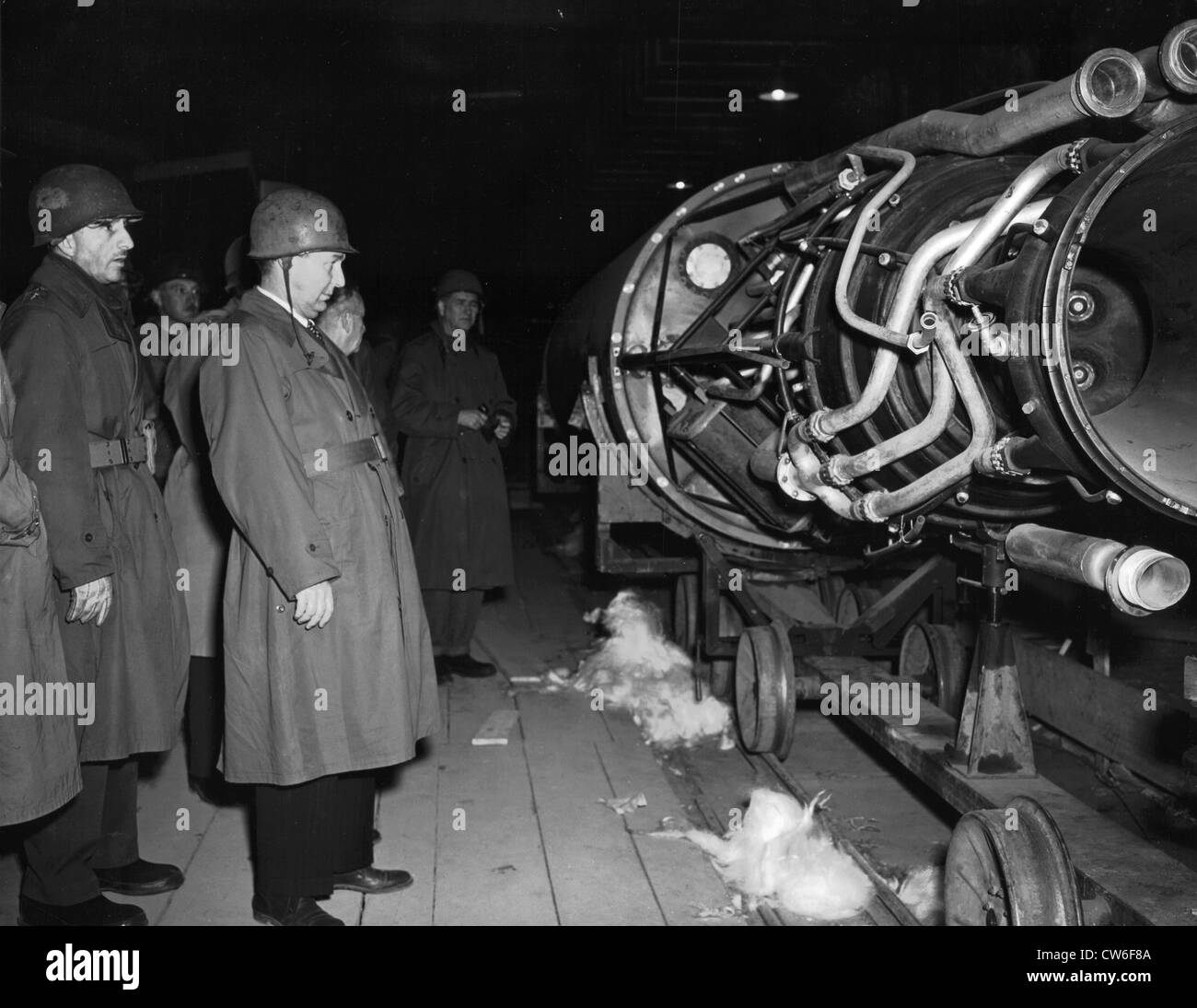 I congressisti americani ispezionare una V-2 bomba linea di assemblaggio a Nordhausen, 1 maggio 1945 Foto Stock