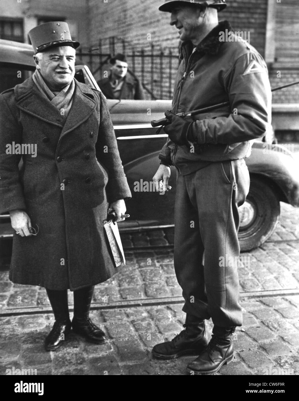 Il francese e il generale americano riunirsi a Strasburgo, Gennaio 1945 Foto Stock