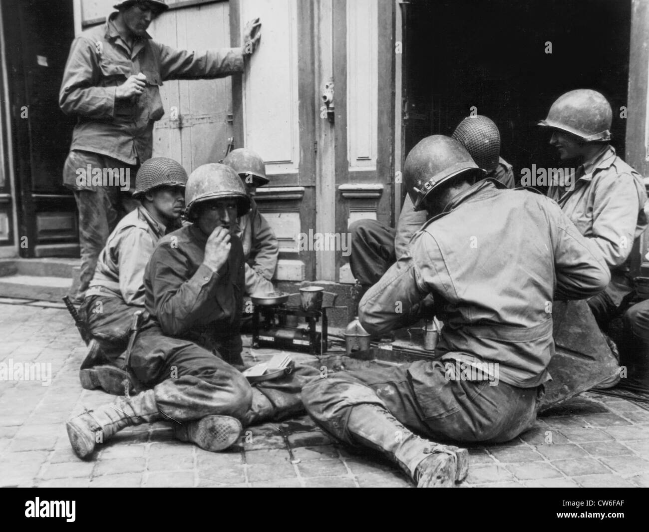 Un pasto veloce a Cherbourg per le truppe degli Stati Uniti, 28 giugno 1944 Foto Stock