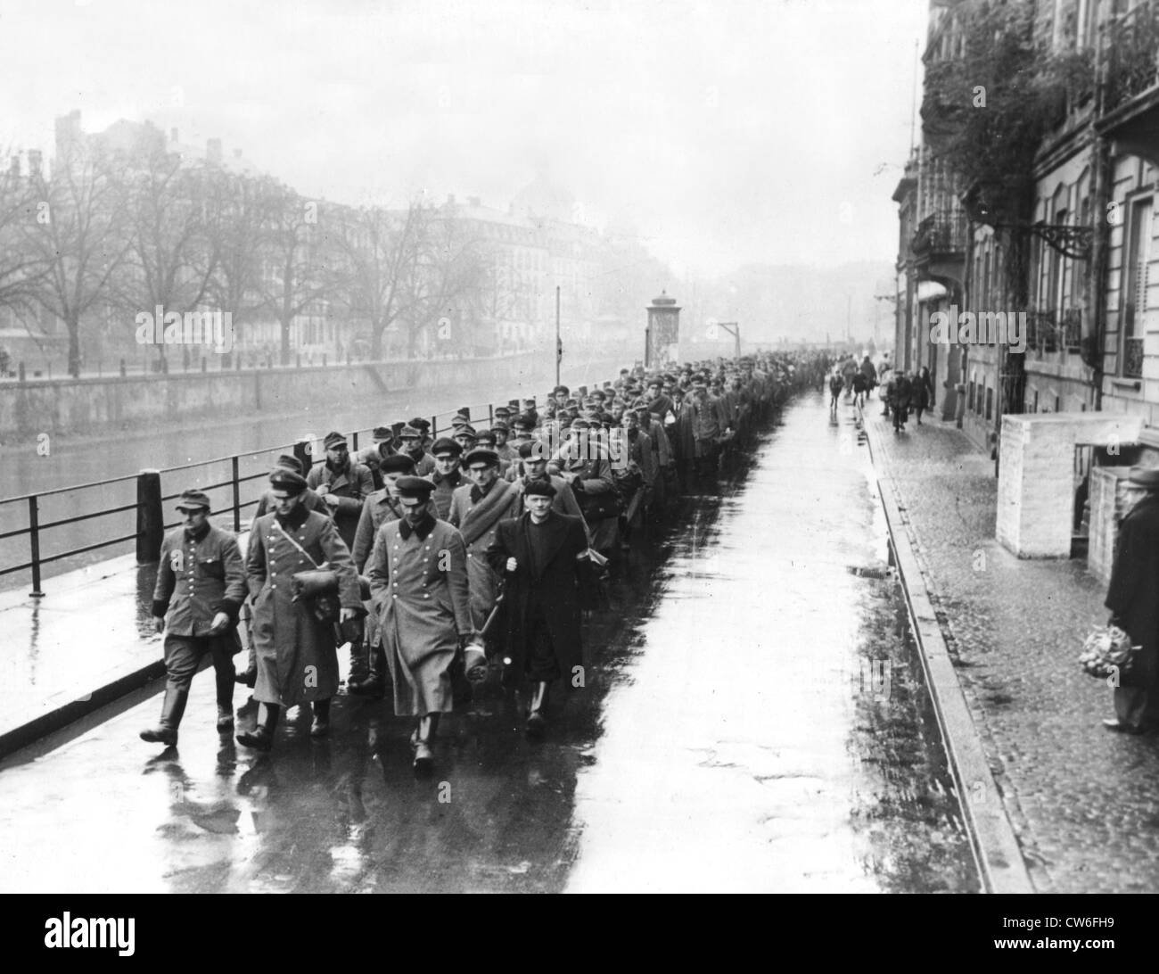 I soldati tedeschi e la polizia militare catturato a Strasburgo, 1944 Foto Stock