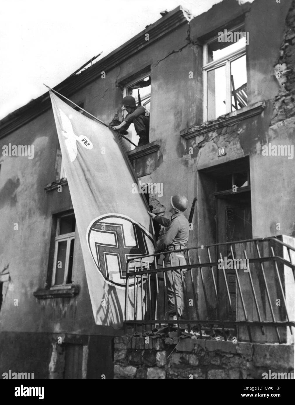 Nazi swastika rimossi da un edificio tedesco in Saarlautnern (1945) Foto Stock