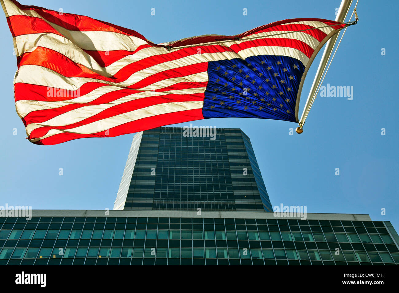 Edificio per uffici e bandiera degli Stati Uniti in Park Avenue, STATI UNITI D'AMERICA, Manhattan New York City Foto Stock