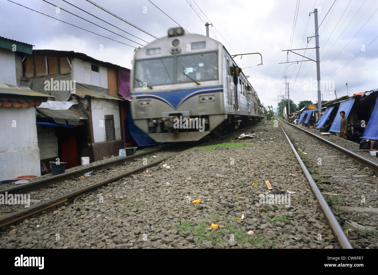 Treno che passa attraverso le baraccopoli, Indonesia, Java, Giacarta Foto Stock