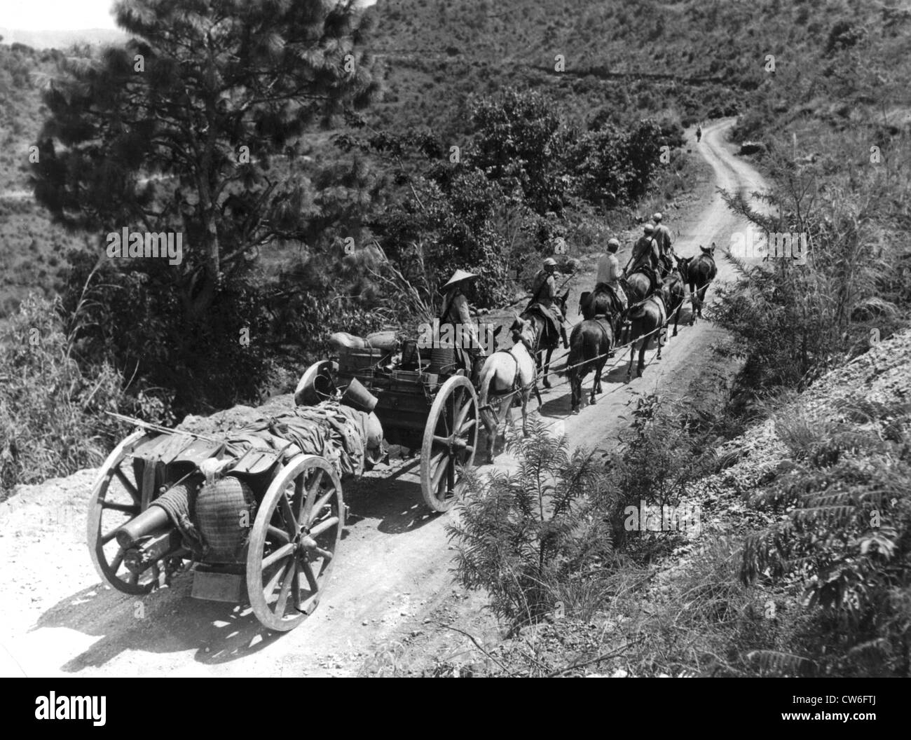 Trasporto Antico richiama la guerra moderna arma oltre la Birmania su strada ( Autunno 1944). Foto Stock
