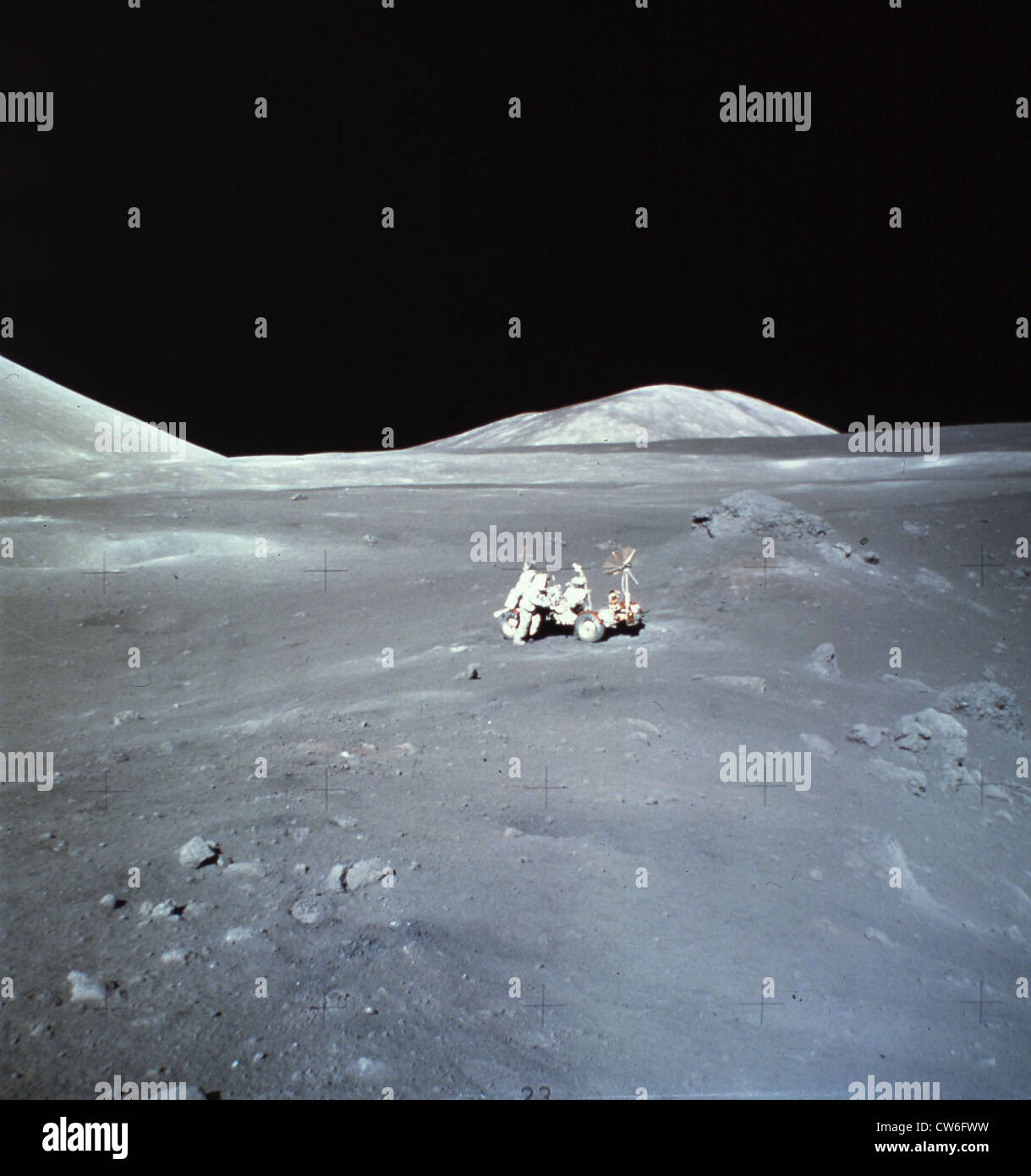 Attività Extravehicular con Rover lunari sulla luna - missione Apollo 17 (12 dicembre 1972). Foto Stock