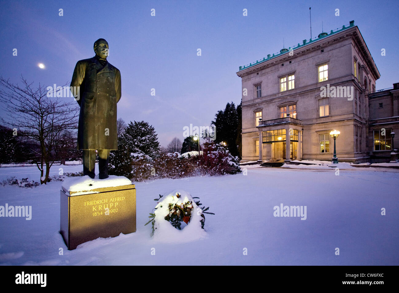 Statua di Friedrich Alfried Krupp (1854-1902) davanti a Villa Huegel, in Germania, in Renania settentrionale-Vestfalia, la zona della Ruhr, Essen Foto Stock