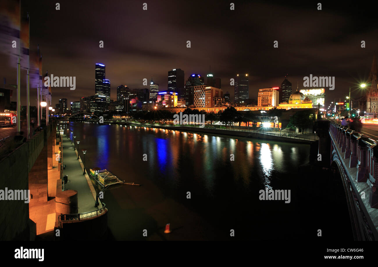 Melbourne di notte; vista lungo il fiume Yarra, Australia, Victoria, Melbourne Foto Stock