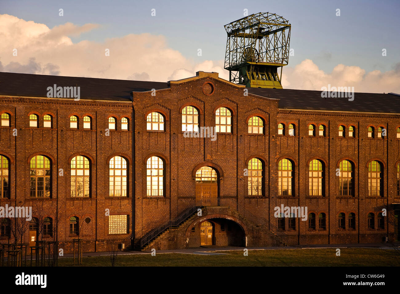 Sala macchine con torre di avvolgimento della vecchia miniera di carbone Zweckel I e II, in Germania, in Renania settentrionale-Vestfalia, la zona della Ruhr, Gladbeck Foto Stock