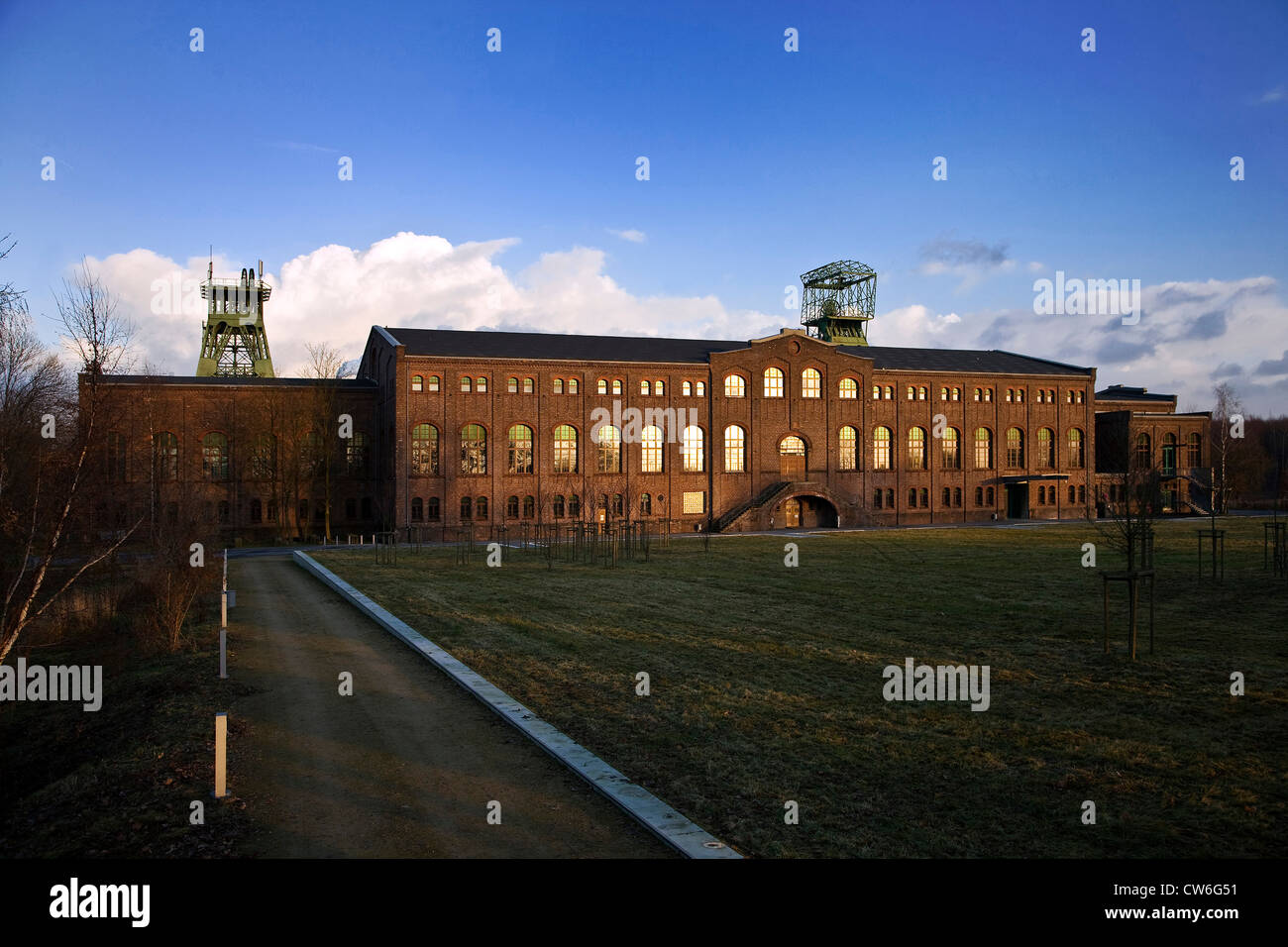Sala macchine con torre di avvolgimento della vecchia miniera di carbone Zweckel I e II, in Germania, in Renania settentrionale-Vestfalia, la zona della Ruhr, Gladbeck Foto Stock