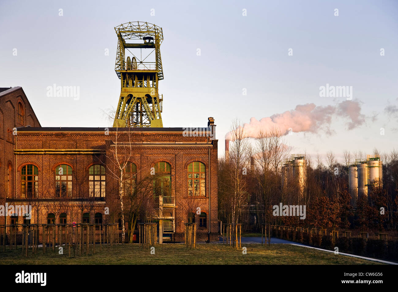 Sala macchine con torre di avvolgimento della vecchia miniera di carbone Zweckel I e II, in Germania, in Renania settentrionale-Vestfalia, la zona della Ruhr, Gladbeck Foto Stock
