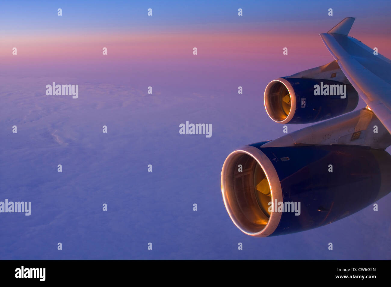 Boing 747 in volo, reattori Rolls-Royce splendere nella luce della sera Foto Stock