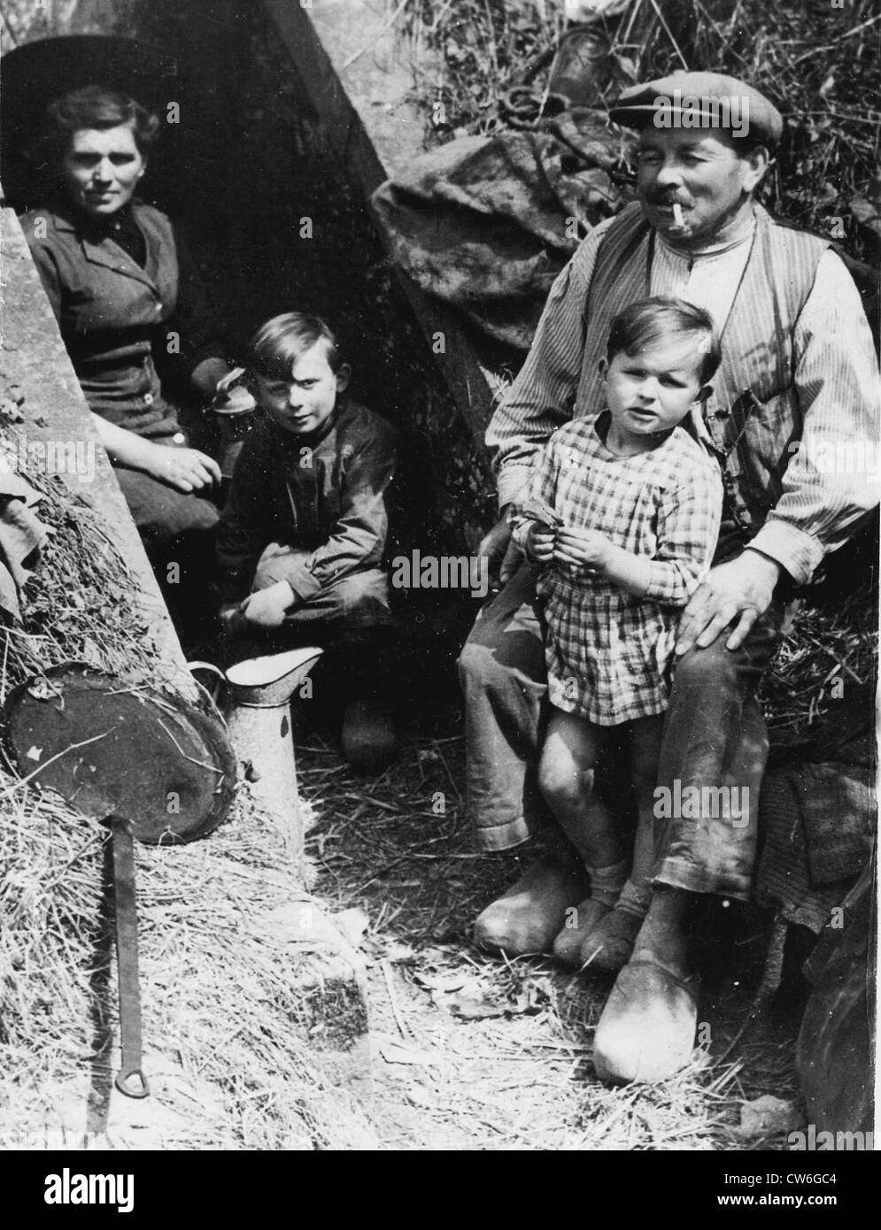 Una famiglia francese ha trovato rifugio in un canale di drenaggio, per sfuggire i bombardamenti (1944) Foto Stock