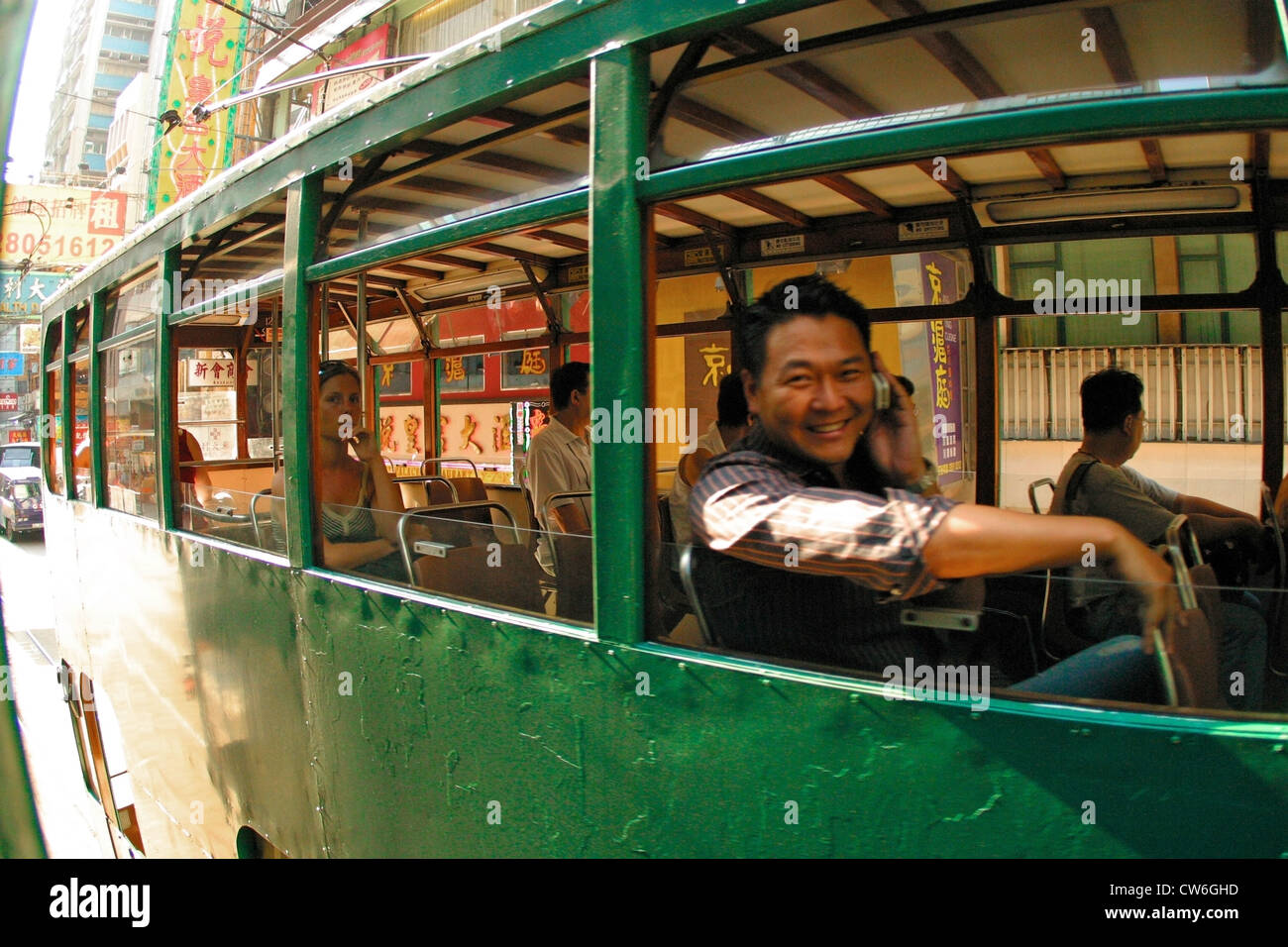 Pendolari in un vecchio tram in Hong Kong, Hong Kong Foto Stock