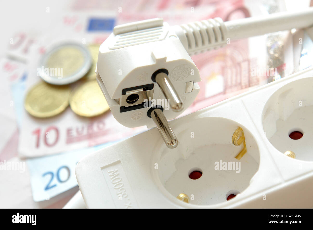 Presa elettrica ed Euro Foto Stock