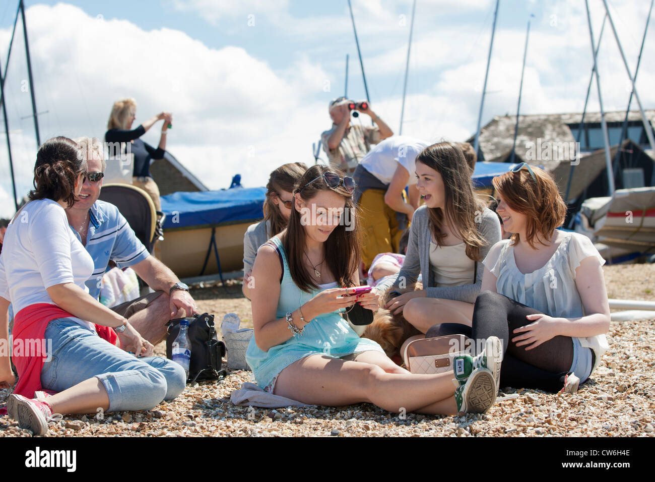 I giovani in relax sulla spiaggia di Whitstable Kent Foto Stock