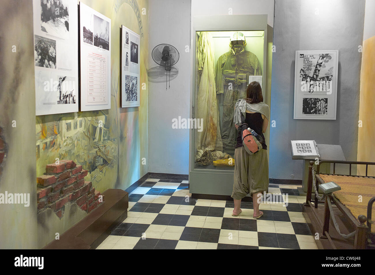 Maison Centrale museum situato in una ex prigione di Hanoi che tiene del John McCain dovrebbe tuta di volo. Foto Stock
