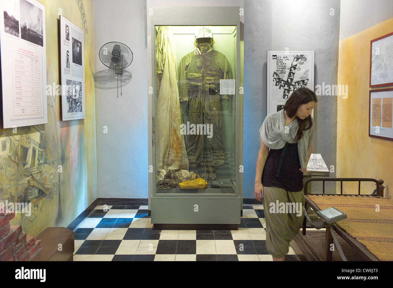 Maison Centrale museum situato in una ex prigione di Hanoi che tiene del John McCain dovrebbe tuta di volo. Foto Stock